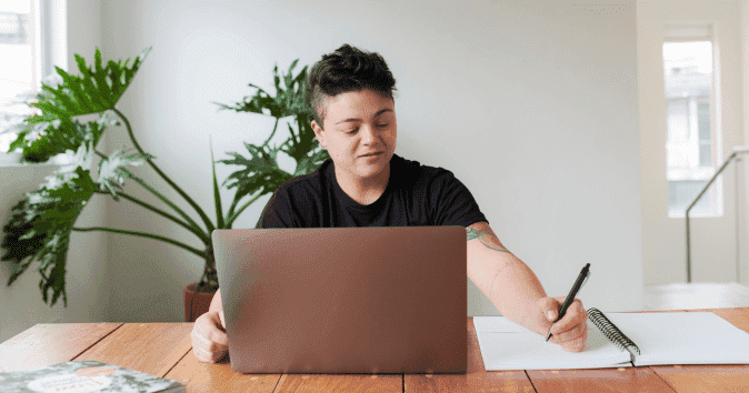 an employee make notes during an online meeting