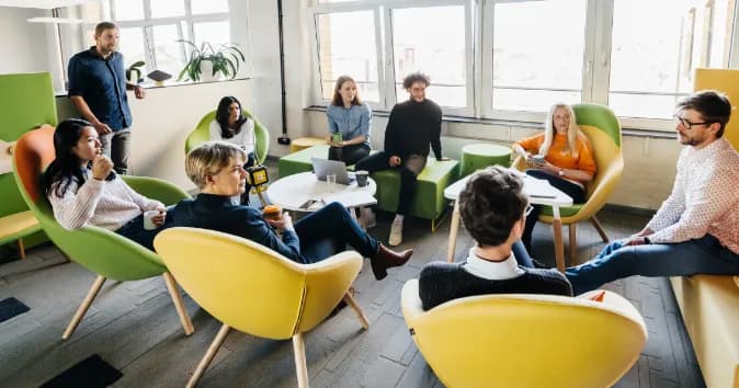 HR innovation discussion between employees