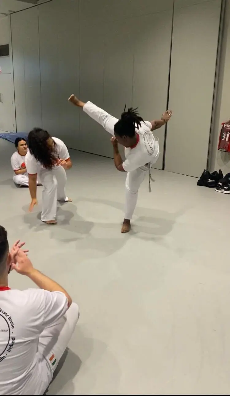 Alma at a Capoeira class
