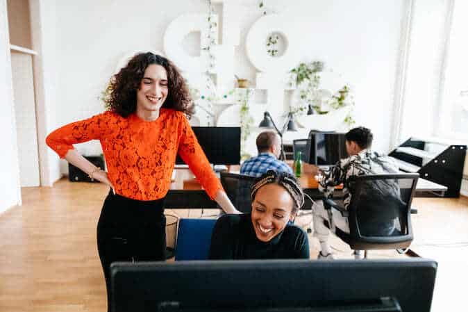 manager giving good positive feedback important to employees