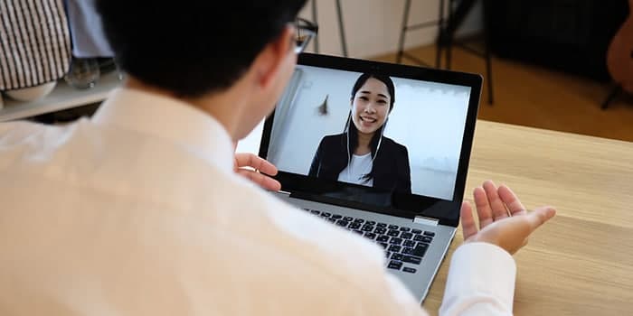 employee writing positive feedback on extra effort coworker made on a task