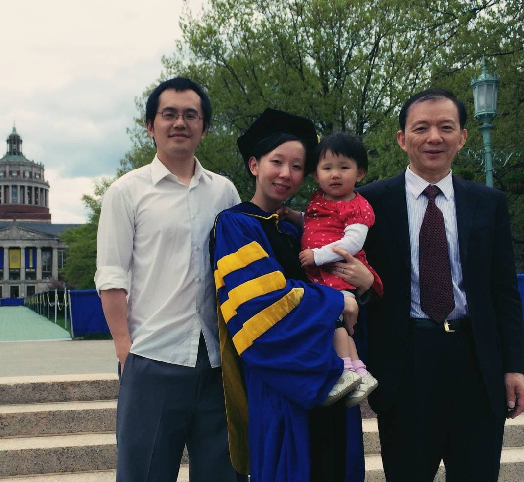 Yi graduate 2.jpg