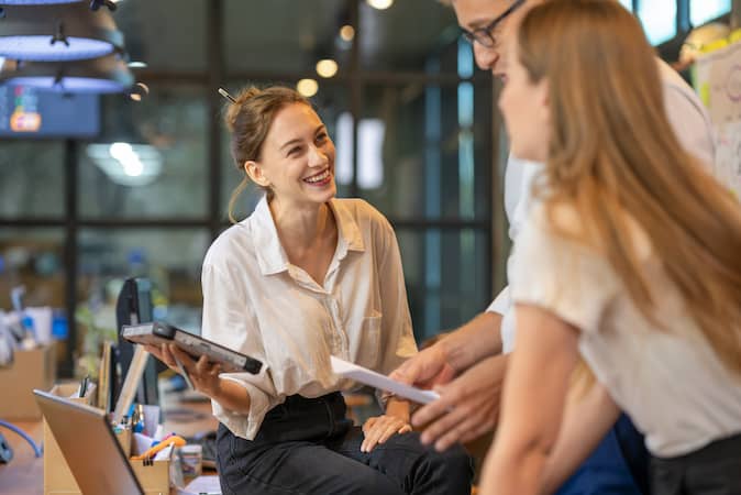 peer-to-peer recognition improves employee morale