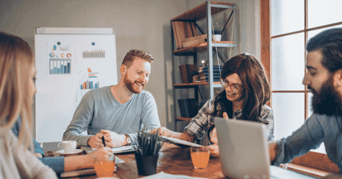 A mentor brainstorm with his team to achieve better work